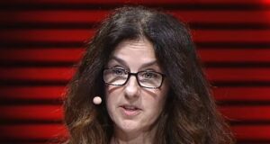 A autora de best-sellers, de 63 anos, diz que se separou do marido para ter mais independência… mas admite que ainda paga a bolsa mensal e o seguro saúde dele