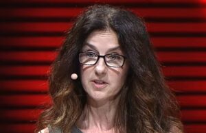 A autora de best-sellers, de 63 anos, diz que se separou do marido para ter mais independência… mas admite que ainda paga a bolsa mensal e o seguro saúde dele