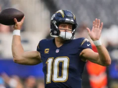 Chargers QB Justin Herbert deixou o jogo contra os Raiders com uma lesão na mão