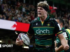 Alex Coles: atacante da Inglaterra e do Northampton assina novo contrato