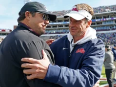 O técnico do Ole Miss, Lane Kiffin, emocionado e evasivo sobre seu futuro, após a vitória no Egg Bowl