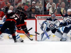 Jarvis marcou três gols na vitória dos Hurricanes sobre os Jets por 5 a 1