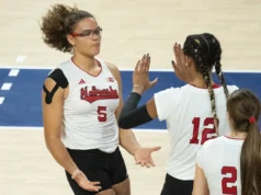 O vôlei de Nebraska encerra uma temporada invicta com uma vitória sobre o estado de Ohio