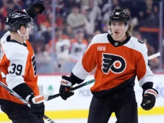 Os Flyers venceram os Islanders por 4-3 no regulamento e nos pênaltis; Schaefer superou a marca de Bobby Orr