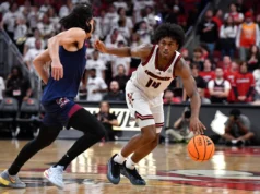 Ruths marcou 20 pontos na 11ª colocação em Louisville que incendiou o estado da Carolina do Sul por 104-45.