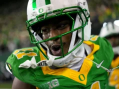 Pegar ou não pegar? Jeremiah McClellan, do Oregon, impressiona com o punho cerrado no capacete, mas o passe está incompleto.