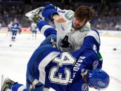 Canucks marca 5 gols no terceiro período para vencer Lightning por 6-2 e encerrar a derrapagem de 3 jogos