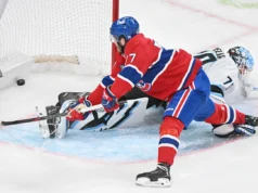 O atacante canadense Kirby Dach ficará afastado de quatro a seis semanas com uma perna quebrada