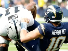 Justin Herbert retorna com uma luva protetora na mão esquerda