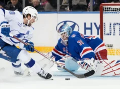 Hagel marcou duas vezes na vitória do Lightning sobre o Rangers por 4 a 1, estendendo sua seqüência de vitórias para 7 jogos.