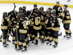Swaman liderou os Bruins na vitória por 3 a 2 nos pênaltis sobre os Red Wings