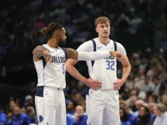 Os Mavericks transferiram Cooper Flagg do armador, iniciaram D’Angelo Russell e transferiram Klay Thompson para o banco.