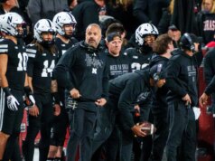 O técnico do Nebraska, Matt Rhule, discute lesões na linha ofensiva