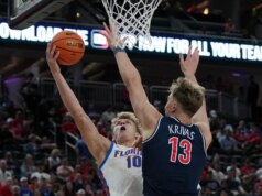 Fãs reagem à derrota na abertura da temporada do basquete da Flórida para o Arizona