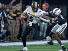 Texas A&M HC Mike Elko enfrenta o calouro do Missouri, QB Matt Zoller.