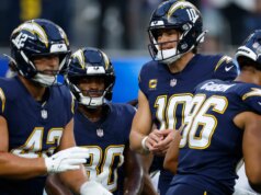 Os Chargers atualizaram a escalação de 53 jogadores após o prazo de negociação da NFL de 2025
