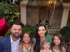 Médica que deixou a filha de 2 anos morrer em um carro quente enquanto assistia a um filme adulto, foi presa no dia em que seu marido morreu