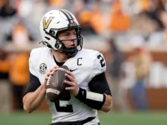 O QB do futebol Vanderbilt, Diego Pavia, figura para liderar os Commodores no Tennessee