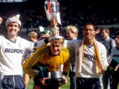 Troféu da Copa da Liga Littlewoods vai a leilão