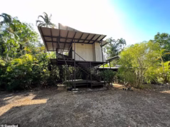 Um jovem casal só queria subir na hierarquia imobiliária em Darwin, mas você moraria nesta casa indescritivelmente maligna?