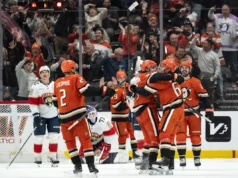 O primeiro hat-trick da noite de Cutter Gauthier com 4 pontos leva os Panteras à vitória por 7-3