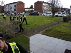 A polícia admite que a prisão de pais por causa de mensagens em grupos de WhatsApp da escola era ilegal, já que o casal recebe um pagamento de £ 20.000