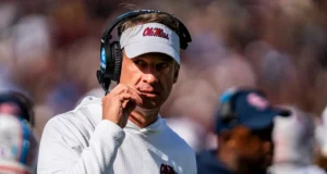 Lane Kiffin confirmou a saída de Ole Miss tentando mudar o ataque