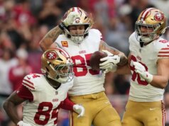 Kyle Shanahan e George Kittle conversando após a vitória