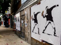 O homem que jogou um sanduíche em um agente federal disse que foi um protesto. Promotores dizem que é crime