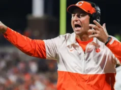 Dabo Swinney, de Clemson, é suspenso novamente após ser multado