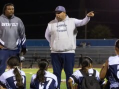 Apesar de uma temporada sem vitórias, o time de flag football Overfelt continua motivado