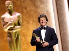 Tom Cruise não sai do salão de baile após receber seu primeiro Oscar