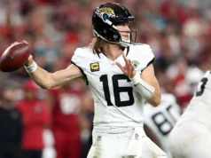 Apesar de um recorde de 7-4, o QB Trevor Lawrence do Jaguars lidera a NFL com 14 derrotas.