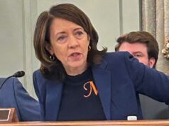 Senador democrata quer respostas sobre salários e aquisições de treinadores de futebol universitário