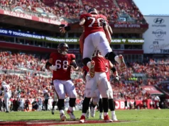 O atacante ofensivo do Bucs, Tristan Wierfs, recebeu uma recepção de Baker Mayfield para seu primeiro touchdown na carreira.