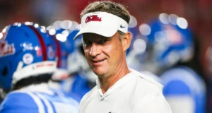 A saída desastrosa de Lane Kiffin de Ole Miss criou problemas mais profundos no futebol universitário