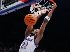 Peterson marcou 21 pontos em 22 minutos para levar o número 19 do Kansas à vitória por 94-51 sobre o Green Bay.