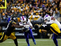 Os Steelers lideravam por 7 a 0 depois que os árbitros não conseguiram marcar uma falta pessoal sobre DK Metcalf na tentativa de ponto extra.