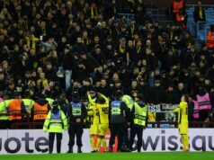 Daniel Mallen saiu ensanguentado após torcedores do Young Boys entrarem em confronto com a polícia no jogo do Aston Villa