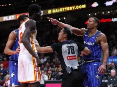 O armador mágico Desmond perde para Ben Hawk após passar a bola para Onyka Okongwu.