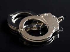 A polícia de Pleasanton prendeu um homem por supostamente atirar pedras em um carro