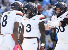 O futebol UVA estreou em 14º lugar na classificação preliminar do College Football Playoff