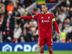 Van Dijk rebate no lado do campo de Rooney