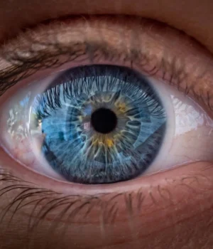 light-blue-iris-eye-close-up.webp.webp