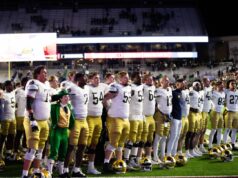 Nº 10, Notre Dame procura uma solução para superar seus problemas no confronto da Marinha