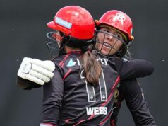 Wareham estrela enquanto Renegades mantém viva a defesa do título