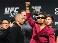 Alexandre Pantoza Mane empurra Joshua Van durante um confronto tenso antes do UFC 323