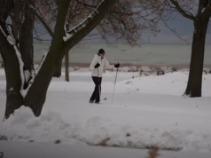 Prevê-se que uma monstruosa tempestade de inverno traga mais de trinta centímetros de neve para a Nova Inglaterra