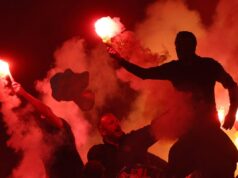 Torcedores furiosos ‘socam e cospem’ em seus próprios jogadores após a sexta derrota consecutiva