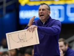 O técnico do Green Bay, Doug Gottlieb, joga uma cadeira após perder para Robert Morris